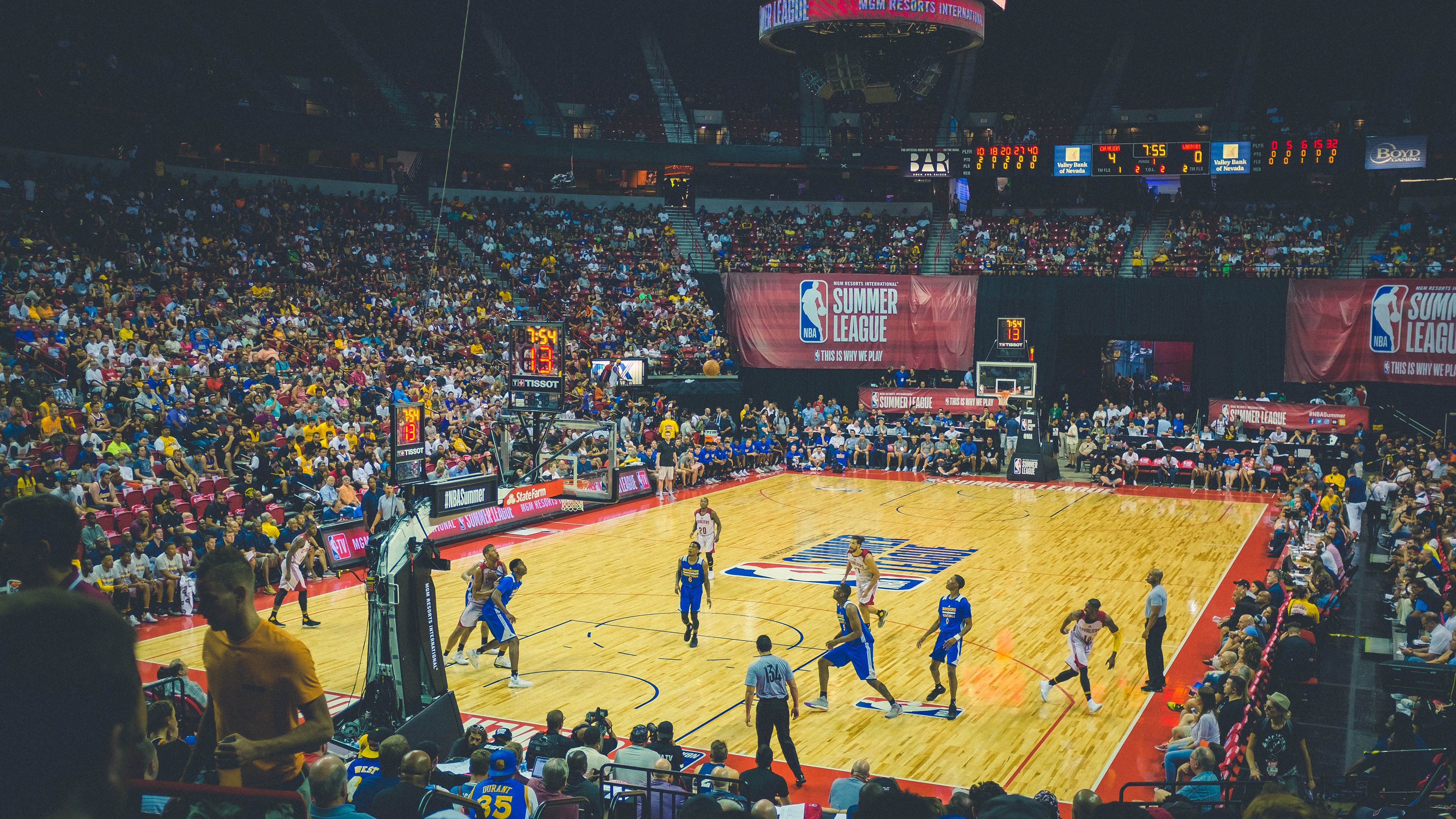 “华金·托比利亚的敏捷防守与精准传球,为美洲狮队带来重要胜利”